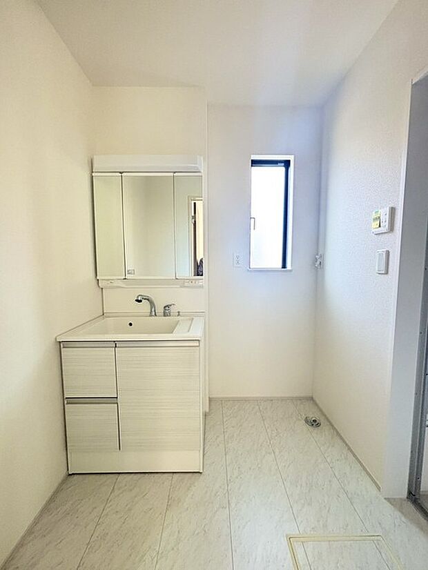 ゆとりの洗面スペースで朝の身支度もスムーズに行えます。