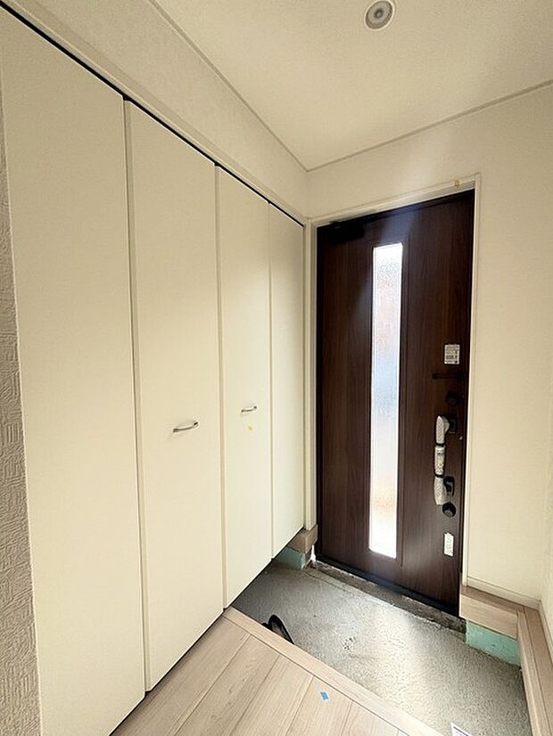 玄関はおうちの顔とも呼ばれる重要な場所!明るくスッキリと見える空間で住まう人を見送り、出迎えてくれます。