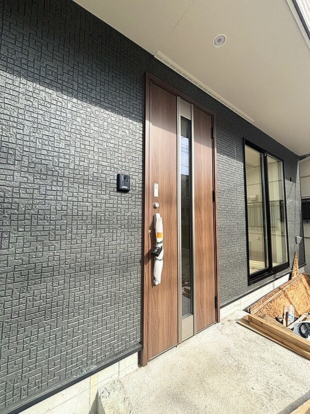 気持ちよくご家族やゲストを送迎できるスタイリッシュでスッキリとした玄関です。