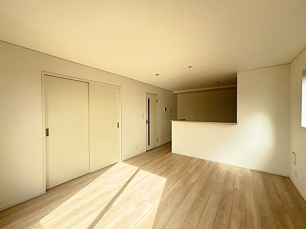 家族団欒のリビング。陽光差し込む食卓には家族の会話とスマイルが溢れます。いつまでもここで食卓を囲みたくなる、そう感じさせてくれるスペース。