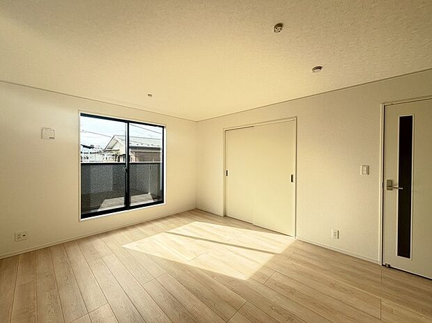 家族や友人、両親、親戚とこれから沢山の時間を紡ぐのだろう。そこを彩るのは窓から見える青い空、心地よい緑。そんなイメージが膨らむリビングスペース。