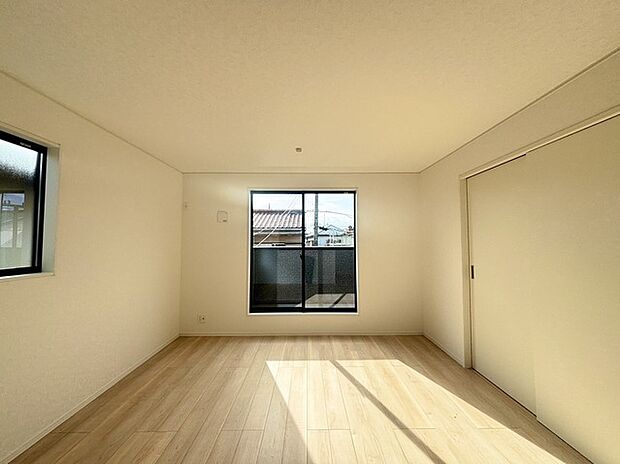 家族の集うリビングには色々な方向から光が差し込む設計に。家族のコミュニケーションが弾むスポットだから明るい雰囲気であってほしい。