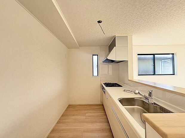 明るい光が降り注ぐ窓があるキッチンはお料理を作る時の気持ちもいつもより明るくなります。近くに窓があるので換気もしやすいですね。