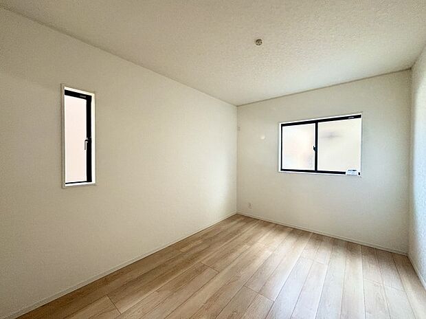 どんな家具にでも相性が良い清潔感ある白色調のクロスを採用。主張しすぎない配色、耐久性にも優れた床材は日々のメンテナンスも楽に、快適に過ごして頂けるよう考えられています。