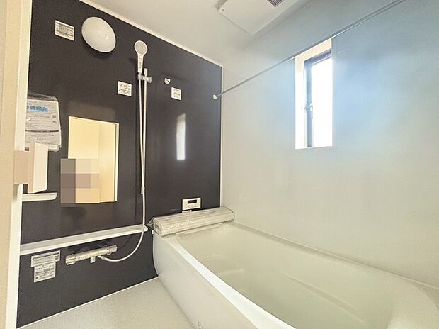 その日の疲れをゆっくりと落としてくれる場所、お子様との大事なひと時を楽しくしてくれる場所。曲線美も感じられるくつろぎのバスタブは、半身浴も楽しめる居心地の良さ。