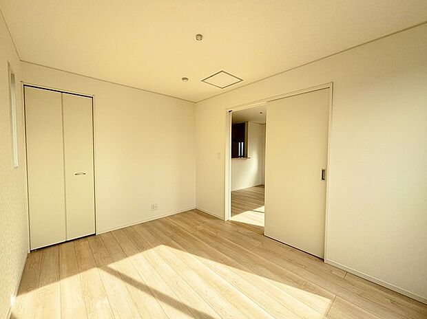 扉を開放するとLDKと洋室を一体利用できる空間!扉を閉めると独立した空間としても活用できます。