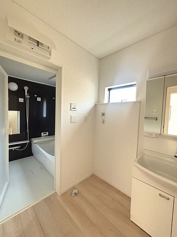 ゆとりの洗面スペースで朝の身支度もスムーズに行えます。