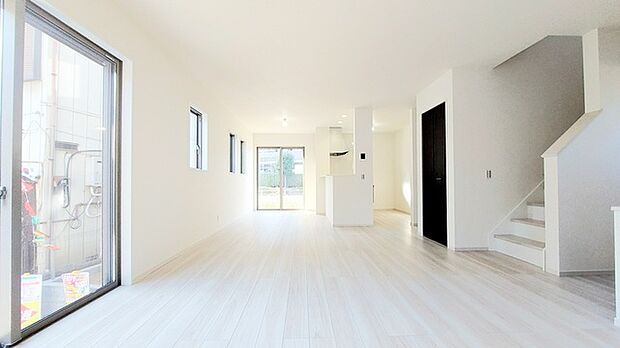 家族や友人、両親、親戚とこれから沢山の時間を紡ぐのだろう。そこを彩るのは窓から見える青い空、心地よい緑。そんなイメージが膨らむリビングスペース。