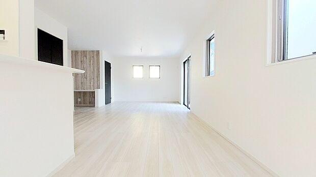 どんな家具にでも相性が良い清潔感ある白色調のクロスを採用。主張しすぎない配色、耐久性にも優れた床材は日々のメンテナンスも楽に、快適に過ごして頂けるよう考えられています。