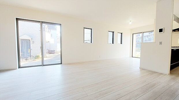 家族や友人、両親、親戚とこれから沢山の時間を紡ぐのだろう。そこを彩るのは窓から見える青い空、心地よい緑。そんなイメージが膨らむリビングスペース。 