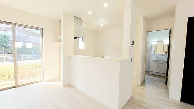 リビングにいる家族の顔が見渡せるカウンターキッチン。お料理もより一層おいしく、楽しく。食器棚を背面に設置しても十分な広さを確保しています。 