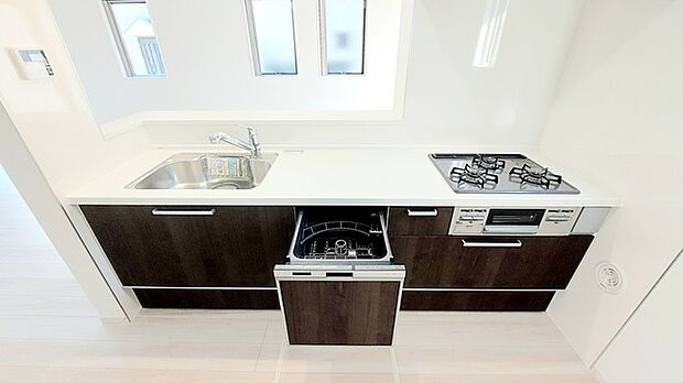 家事時間を短縮できる食洗器付き、毎日の負担を減らしてお料理を楽しめる嬉しい設備です。 