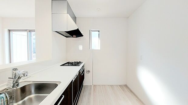 明るい光が降り注ぐ窓があるキッチンはお料理を作る時の気持ちもいつもより明るくなります。近くに窓があるので換気もしやすいですね。