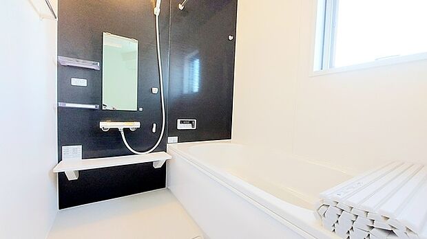 花粉や雨の日、寒い冬の時期に嬉しい浴室乾燥機。換気機能で入浴時に湿気を換気しカビの防止にもなります。