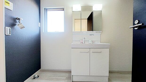 お出かけ前の身だしなみに一歩差がつく三面鏡。ミラー裏にはたっぷり収納もございます。 