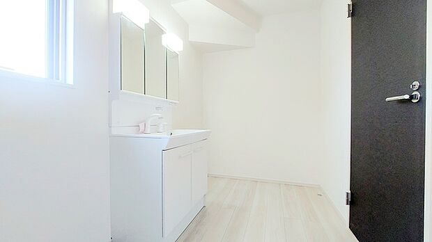 使い勝手の良い洗面台、窓があることで換気もしやすく清潔感のある空間を保てます。