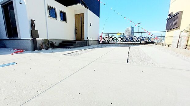 セカンドカーや来客時にも便利なカースペース3台分ございます。