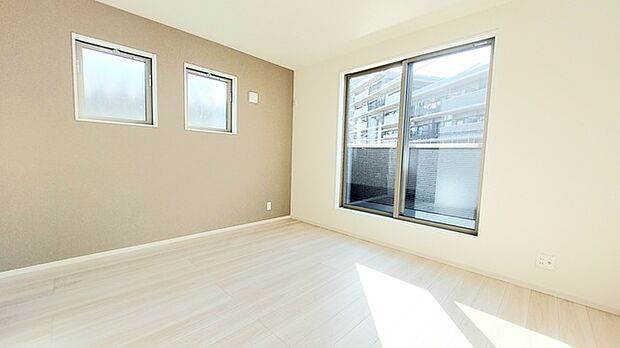 アクセントクロスを使用したオシャレな洋室。窓からそそぐ陽の光が眩しいベッドルームは、朝の目覚めが心地良く迎えられそうです。