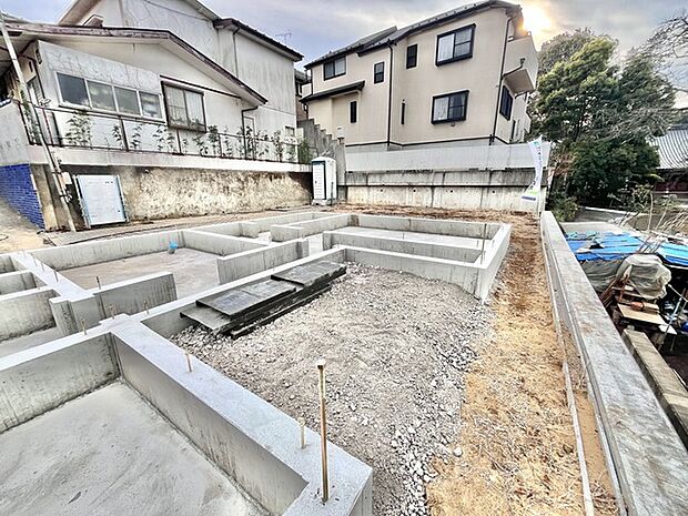 ウッドデッキやパティオ部分からは隣接地の東光院の桜の木が見えます 春のお花見が楽しめます