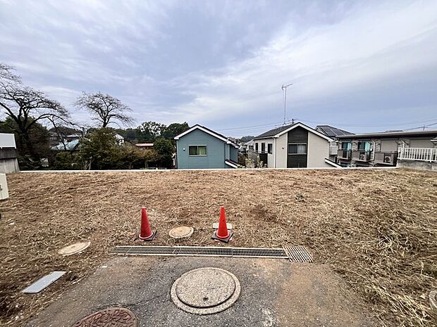 前面道路は通り抜けができないため、交通量が少なく静かな住環境です。  