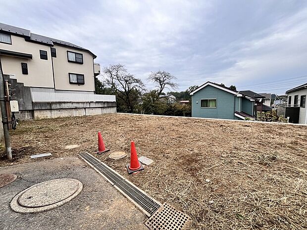 セカンドカーや来客時にも便利なカースペース4台分ございます。 