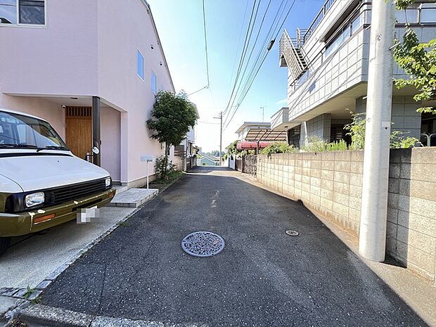 前面道路は通り抜けができないため、交通量が少なく静かな住環境です。