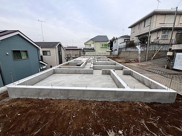 LDK側の基礎になります 前面の土部分はウッドデッキになります