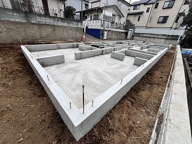 ベッドルーム側の基礎になります 隣接地との距離が程よくあるためプライバシーが保たれます