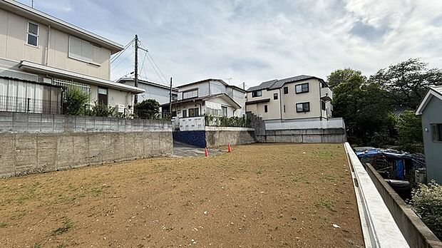 前面道路は通り抜けができないため、交通量が少なく静かな住環境です。景観が良くプライバシーが保たれる立地です。
