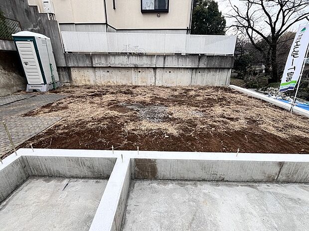 ウッドデッキの先にはお庭部分があります 植栽や家庭菜園も楽しめます