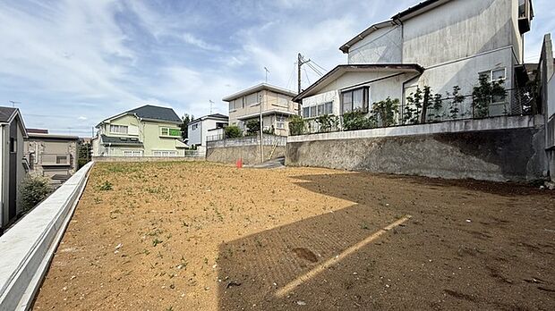 戸建てが立ち並ぶ静かな住宅街。四季折々の移り変わりを感じながら自然と楽しみ、暮らす、そんな毎日を日々の中で感じられる住環境 