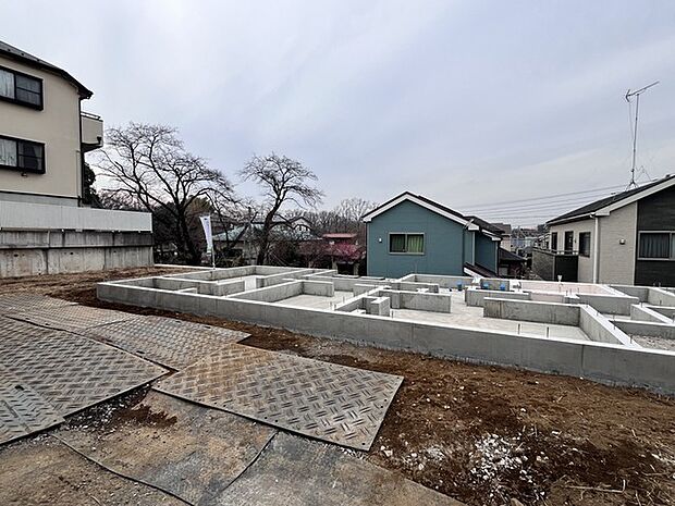 隣接地とは目線が合わない立地です