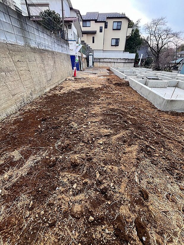 カースペースは4台駐車できます。車庫の出し入れのしやすさなど、実際に現地にてご確認ください。