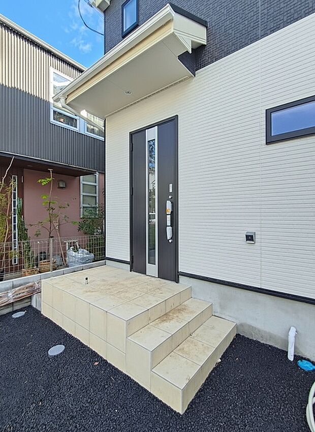 スマートキー対応の玄関ドア。