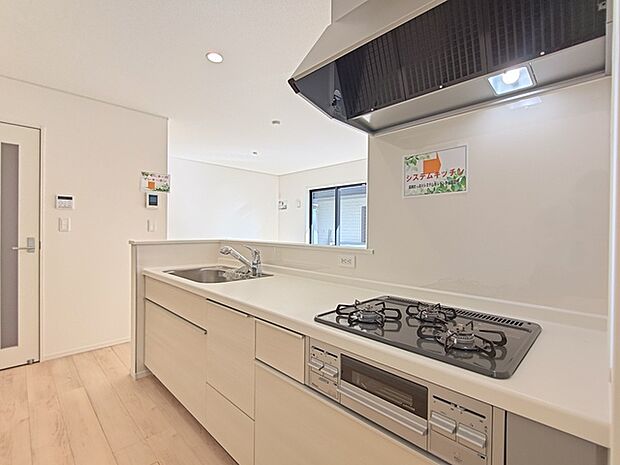 対面式のシステムキッチン。 調理しながらでも家族の様子を見守れる為、子育て世帯にもオススメです。