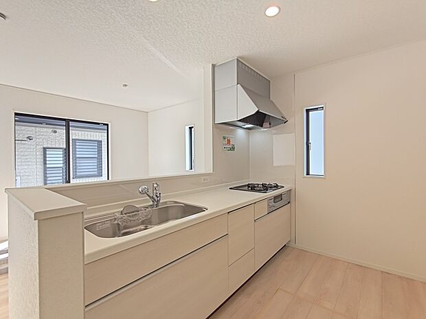 対面式のシステムキッチン。 調理しながらでも家族の様子を見守れる為、子育て世帯にもオススメです。