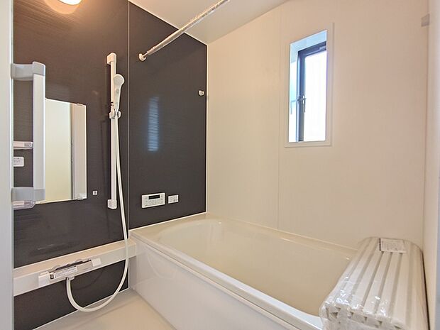 ゆったりと足を伸ばせる1坪サイズのバスルーム。 便利な浴室暖房乾燥機付きです。
