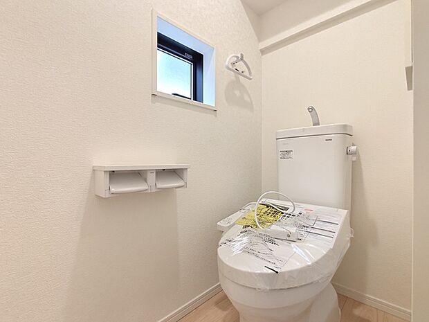 収納棚とダブルホルダーが配された1Ｆトイレ。 トイレは1階と2階にそれぞれ設置されております。