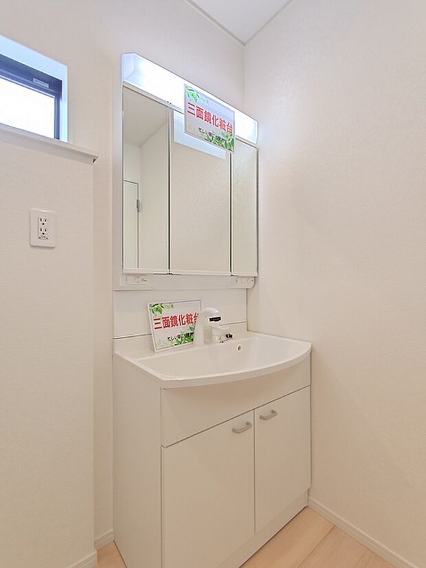 収納付きの洗面化粧台。鏡の裏側も収納棚になっています。