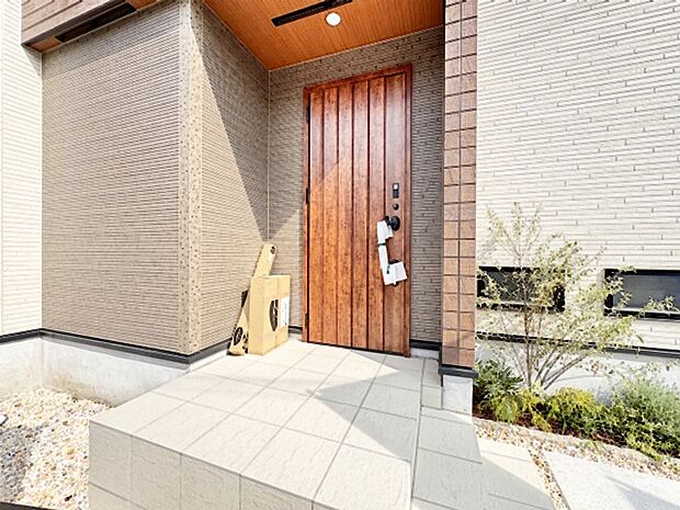 玄関はおうちの顔とも呼ばれる重要な場所!明るくスッキリと見える空間で住まう人を見送り、出迎えてくれます。