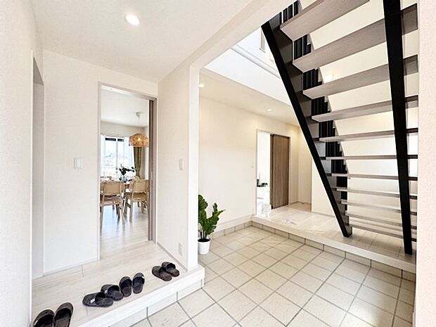 土間収納付きでベビーカーやゴルフバック、お子様のおもちゃもスッキリ収納できます。