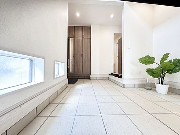 明るく開放的な玄関、靴の脱ぎ履きもしやすく、収納も豊富でご家族皆様の靴をスッキリ収納できます。