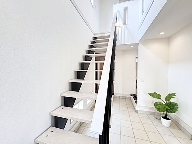 土間収納付きでベビーカーやゴルフバック、お子様のおもちゃもスッキリ収納できます。