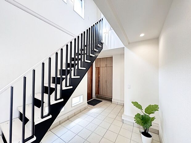 玄関はおうちの顔とも呼ばれる重要な場所!明るくスッキリと見える空間で住まう人を見送り、出迎えてくれます。