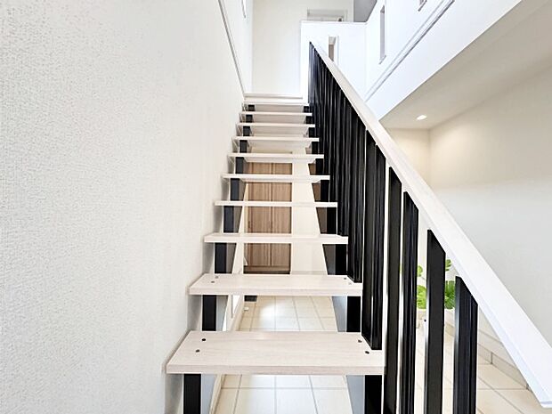 気持ちよくご家族やゲストを送迎できるスタイリッシュでスッキリとした玄関です。