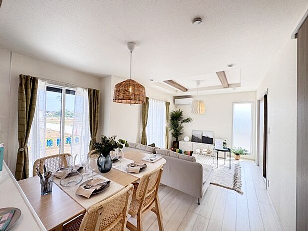 夕食の時間。家族、友人、両親、親戚との会話がより料理を美味しくしてくれる。あっという間に時間が過ぎてしまう居心地の良さは、普段はほっとする空間としてここにあります。