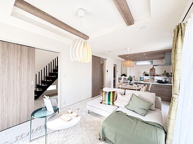 夕食の時間。家族、友人、両親、親戚との会話がより料理を美味しくしてくれる。あっという間に時間が過ぎてしまう居心地の良さは、普段はほっとする空間としてここにあります。