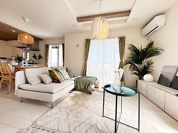 家族団欒のリビング。陽光差し込む食卓には家族の会話とスマイルが溢れます。いつまでもここで食卓を囲みたくなる、そう感じさせてくれるスペース。