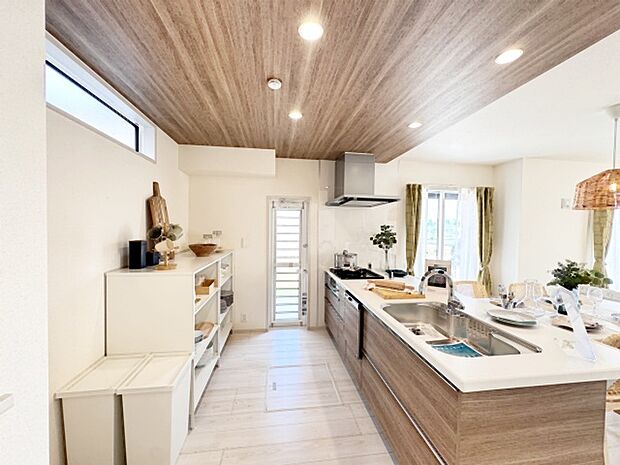 明るい光が降り注ぐ窓があるキッチンはお料理を作る時の気持ちもいつもより明るくなります。近くに窓があるので換気もしやすいですね。