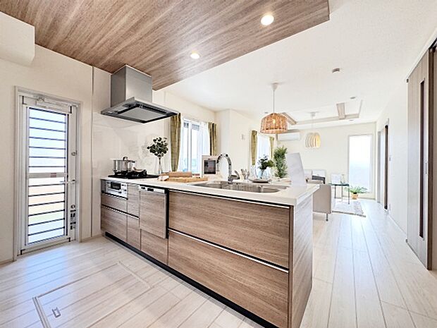 明るい光が降り注ぐ窓があるキッチンはお料理を作る時の気持ちもいつもより明るくなります。近くに窓があるので換気もしやすいですね。